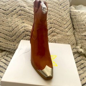 Brand new super cute boot